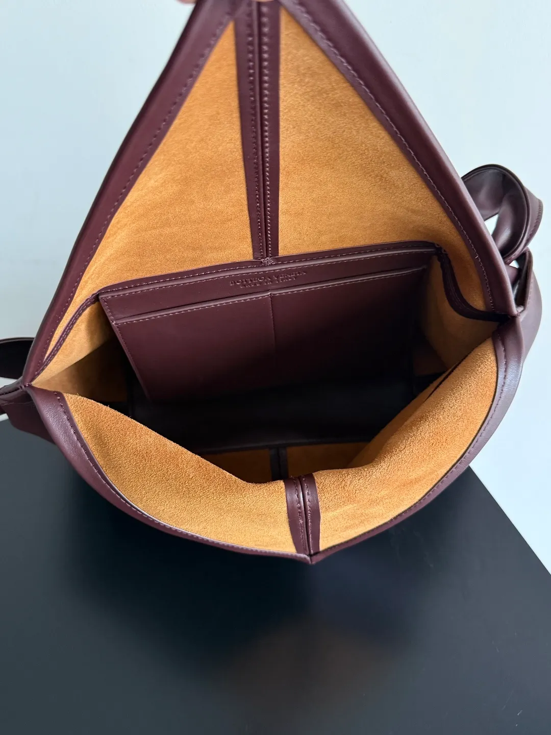 Batch 2220 Bottega Veneta small Sawyer leather model, but still light and soft, the straps can be knotted to adjust the length. Durable and large in capacity, it meets my extremely high standards for small carry-on bags. The texture of cowhide is really amazing, and it can be easily matched with both business and leisure. This bag is a Sawyer Bag that is interpreted with triangles and geometric circles👜. Its soft but indestructible appearance constitutes its fashionable beauty. You can freely adjust the length of the backpack😊No matter how complicated the world is, as long as there is a bag with you, everything will become better, and it is easy for boys and girls to control it! Style number: 815807 Size: 25*17*12cm